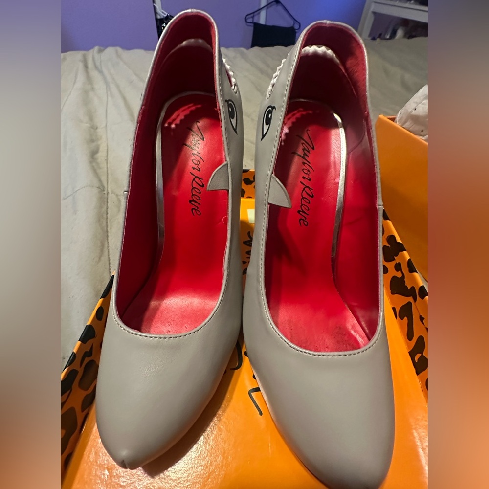Taylor Says “Jawsome” Shark Women's heels size 7